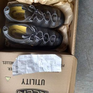 New Steel toe shoe- size 8.